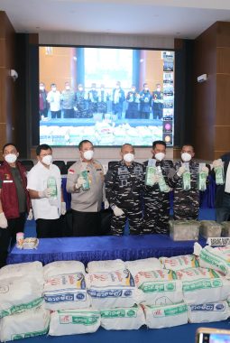 Kapolda Kepri Hadiri Konferensi Pers TNI AL Pengungkapan Penyelundupan 1.3 Ton Ketamin di Perairan Batam