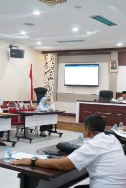 Sekda Sudandri Pimpin Evaluasi Ranperda Pertanggung Jawaban APBD 2025 di BPKAD Riau
