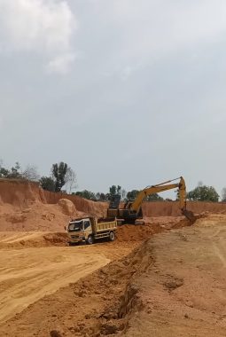 Terkesan Dibiarkan, Aktifitas Pengerukan Tanah Urug Milik Bujang Disorot
